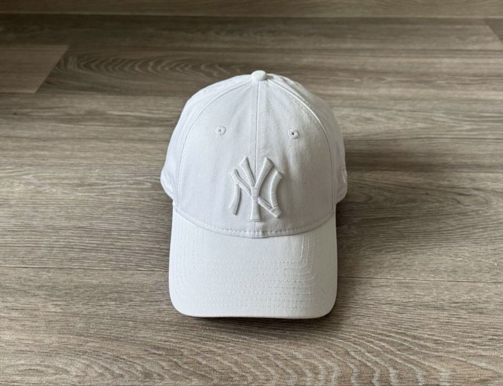 Чоловіча біла кепка New Era