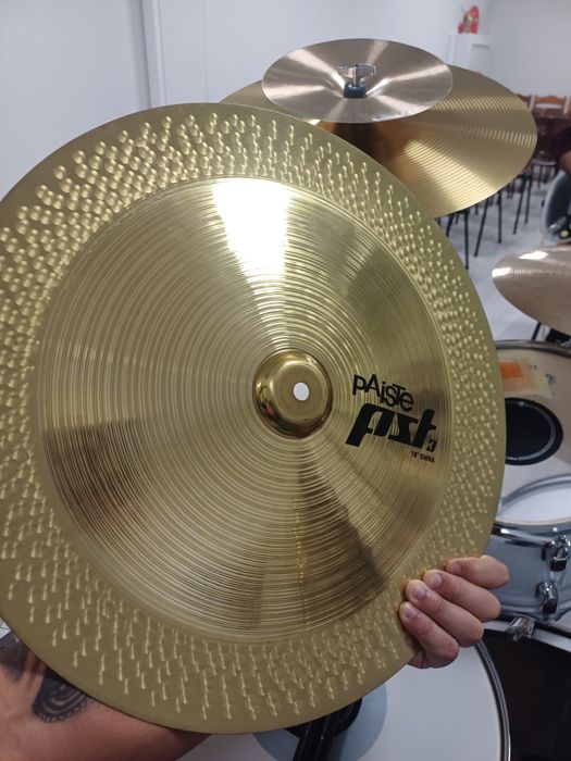 Prato Paiste tamanho  18 china