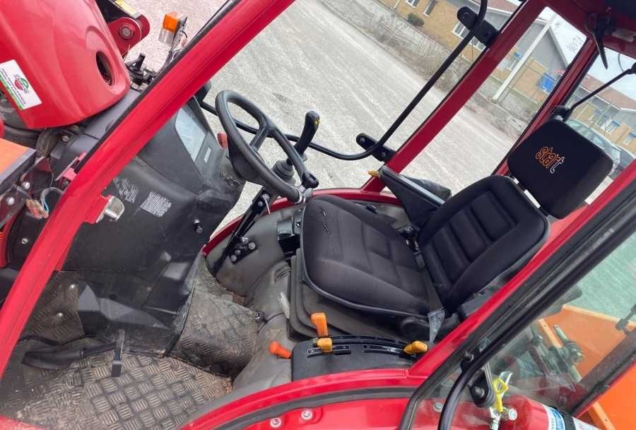 Traktor Shibaura ST 333 z ładowaczem, pług do śniegu, zamiatarka itd.