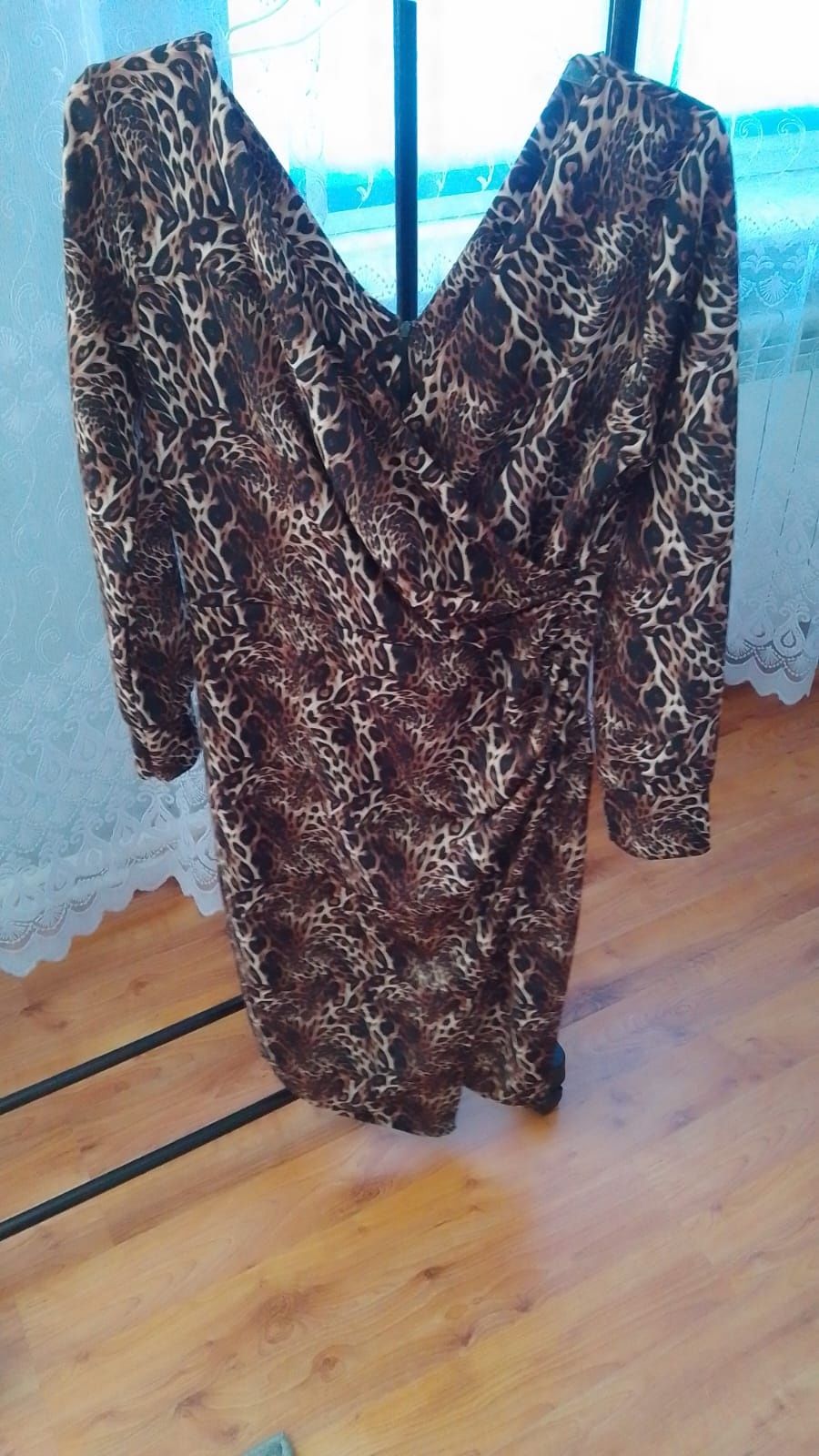 sukienka klasyczna  w leoparda