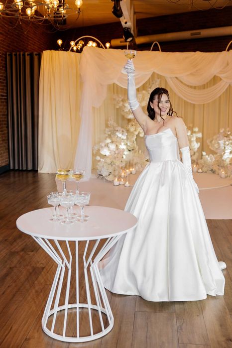 Пишана весільна сукня молочного кольору