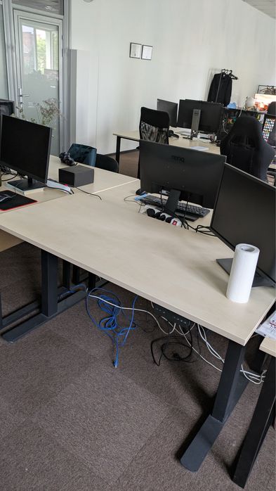 Ергономічний стіл з підйомним механізмом