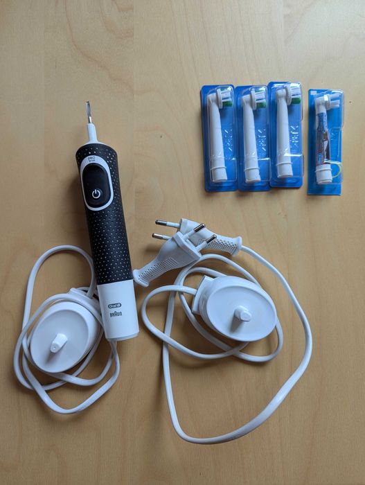 Oral-B - nowa końcówka (x4), dwie ładowarki oraz szczoteczka