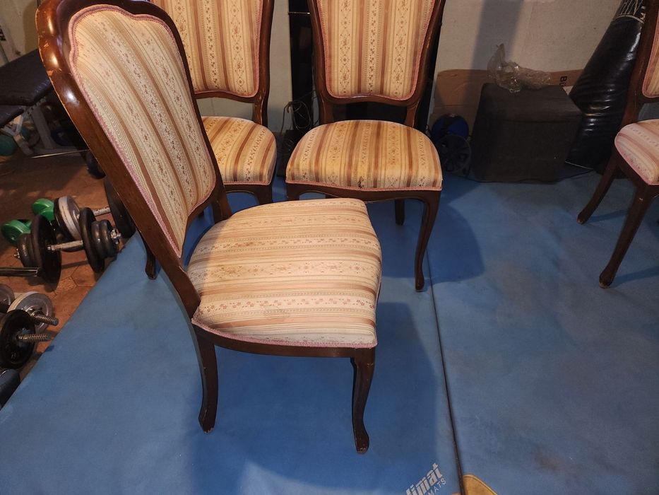 Krzesła z drewnianą ramą