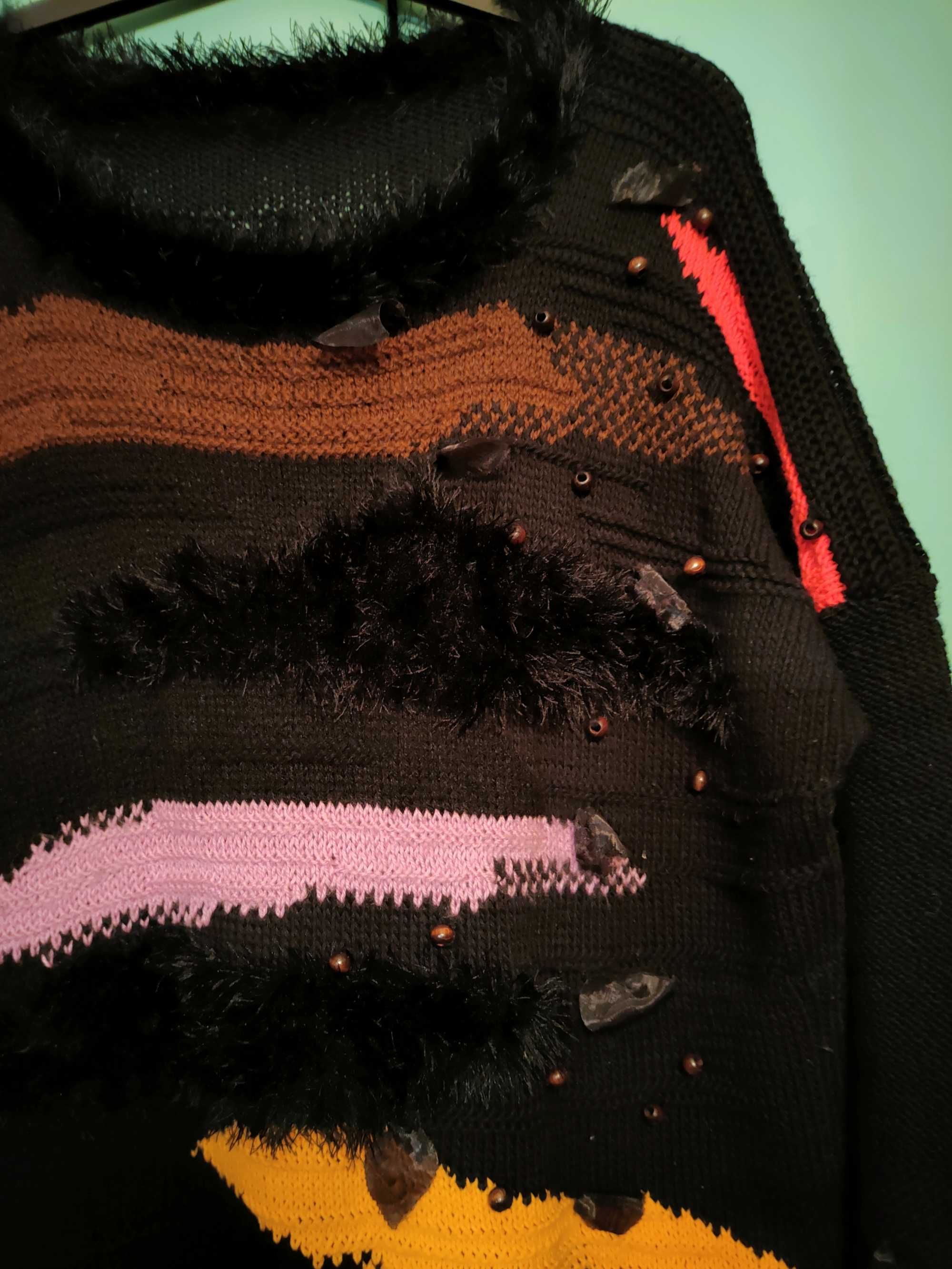 Damski sweter czarny z kolorowymi detalami