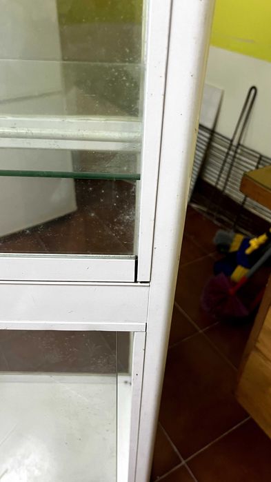 Oportunidade - Vitrine Branca com portas de vidro