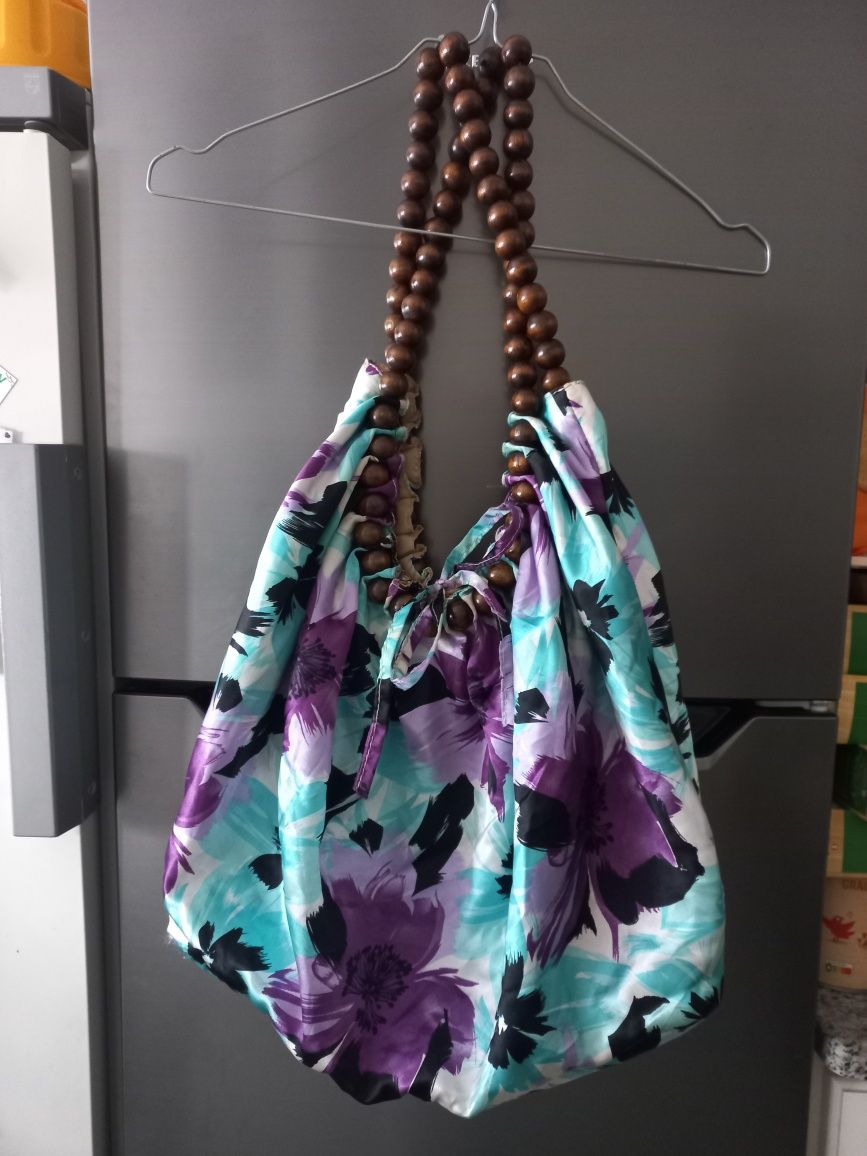 Bolsa saco em cetim com estampado colorido