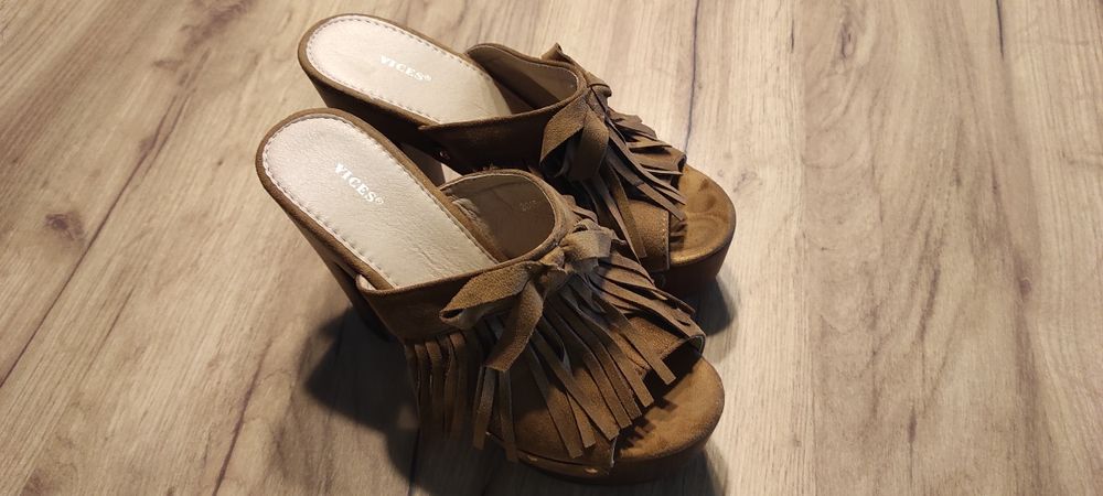 Klapki na koturnie zamsz Vices roz 39