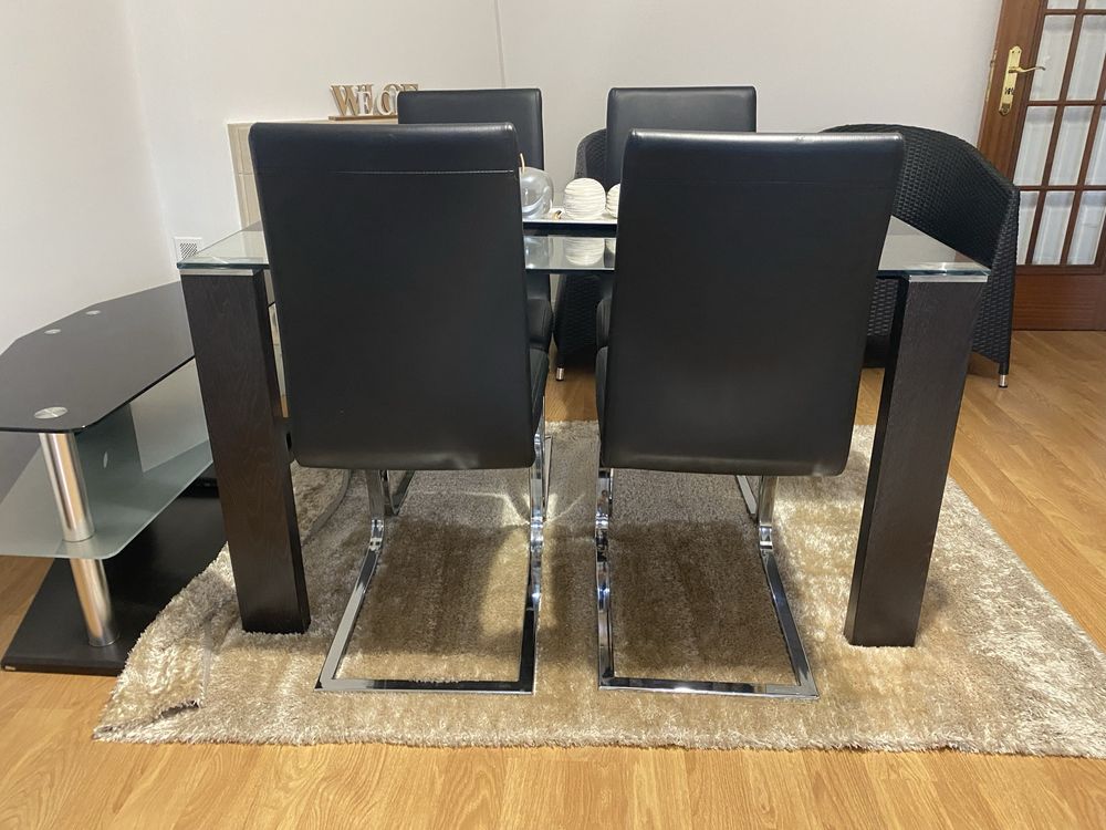 Conhunto de Mesa de jantar e 4 cadeiras.