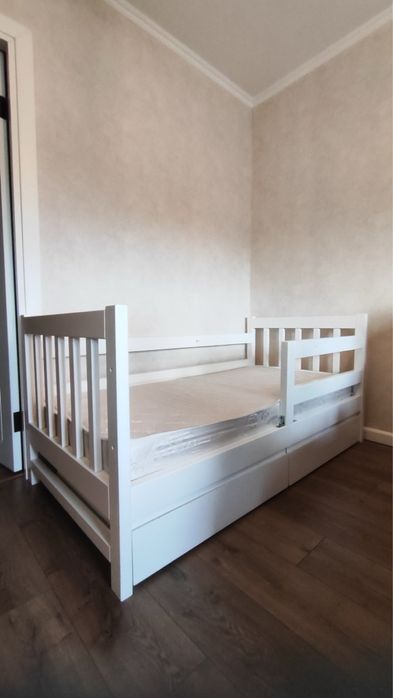 Дерев’яне ліжко з матрасом