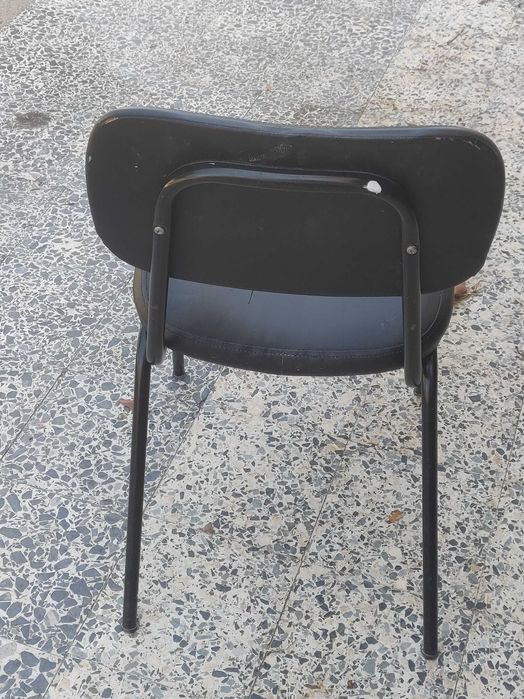 Cadeira em pele preta