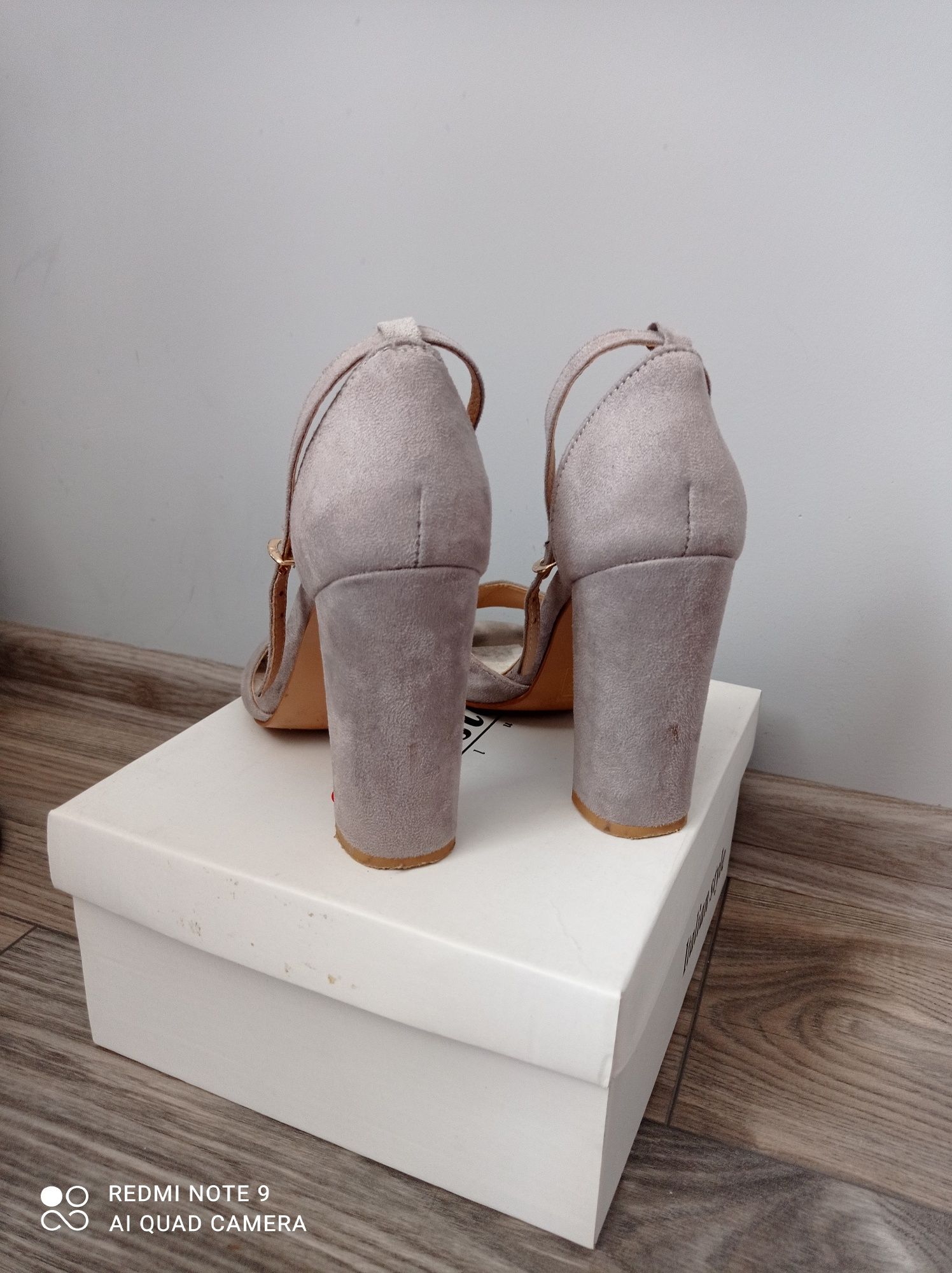 Szare matowe słupki - buty damskie