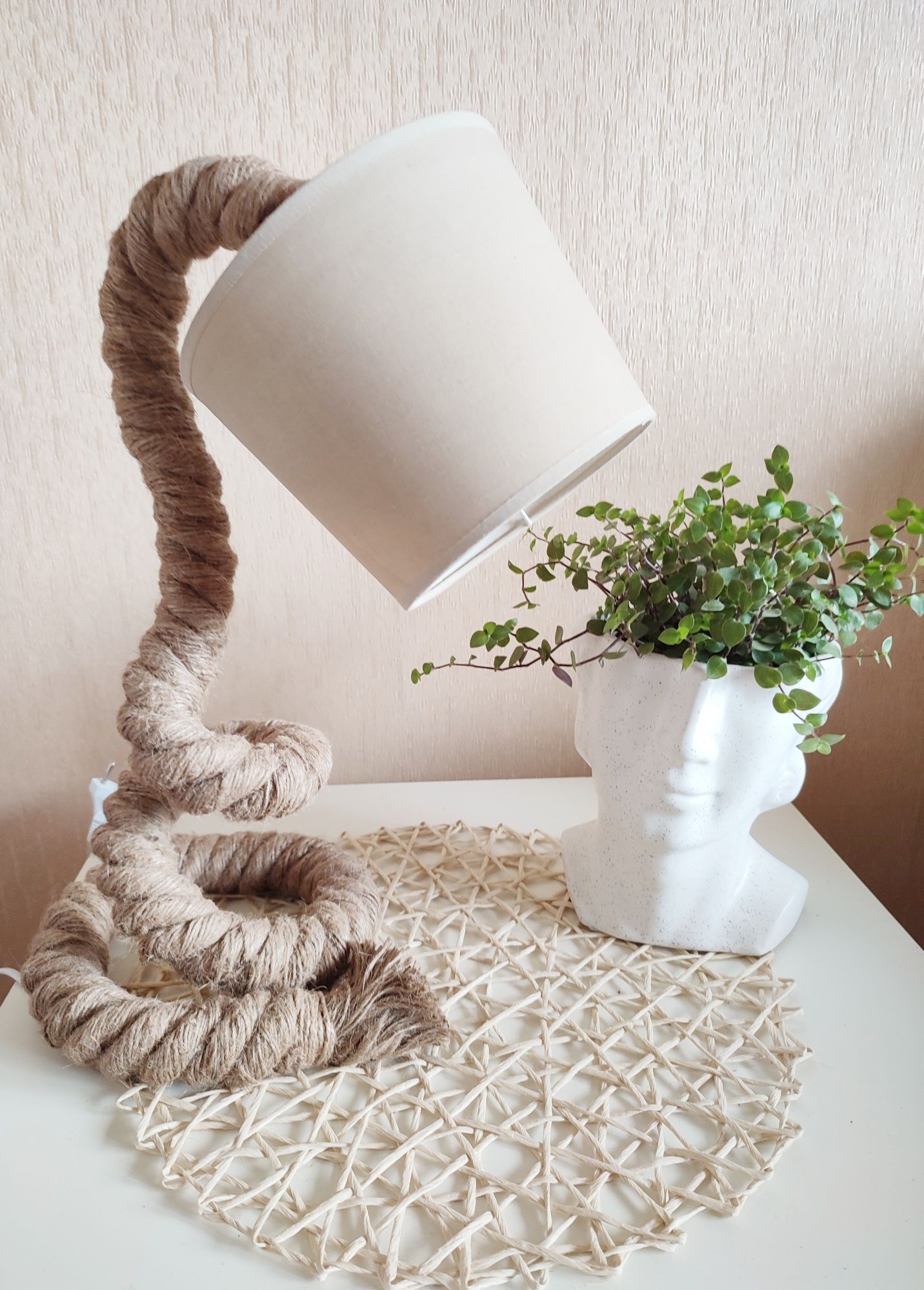 Lampka z liny jutowej.