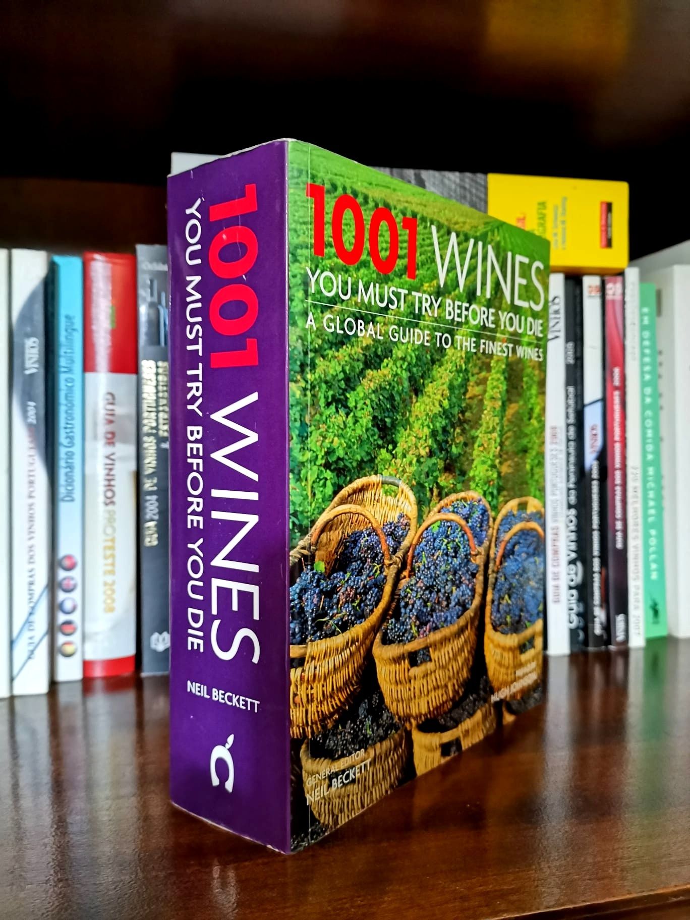 Livro 1001 Vinhos que deve beber antes de morrer