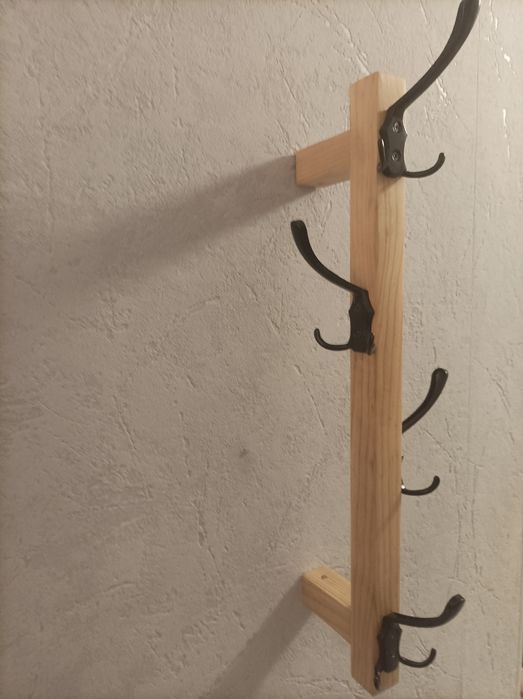 Drewniany wieszak wiszący . Nowoczesny fason
