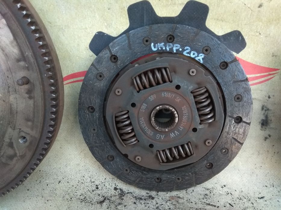 Skoda Fabia II 07-14 1.2  маховик диск корзина сцепления 030105271