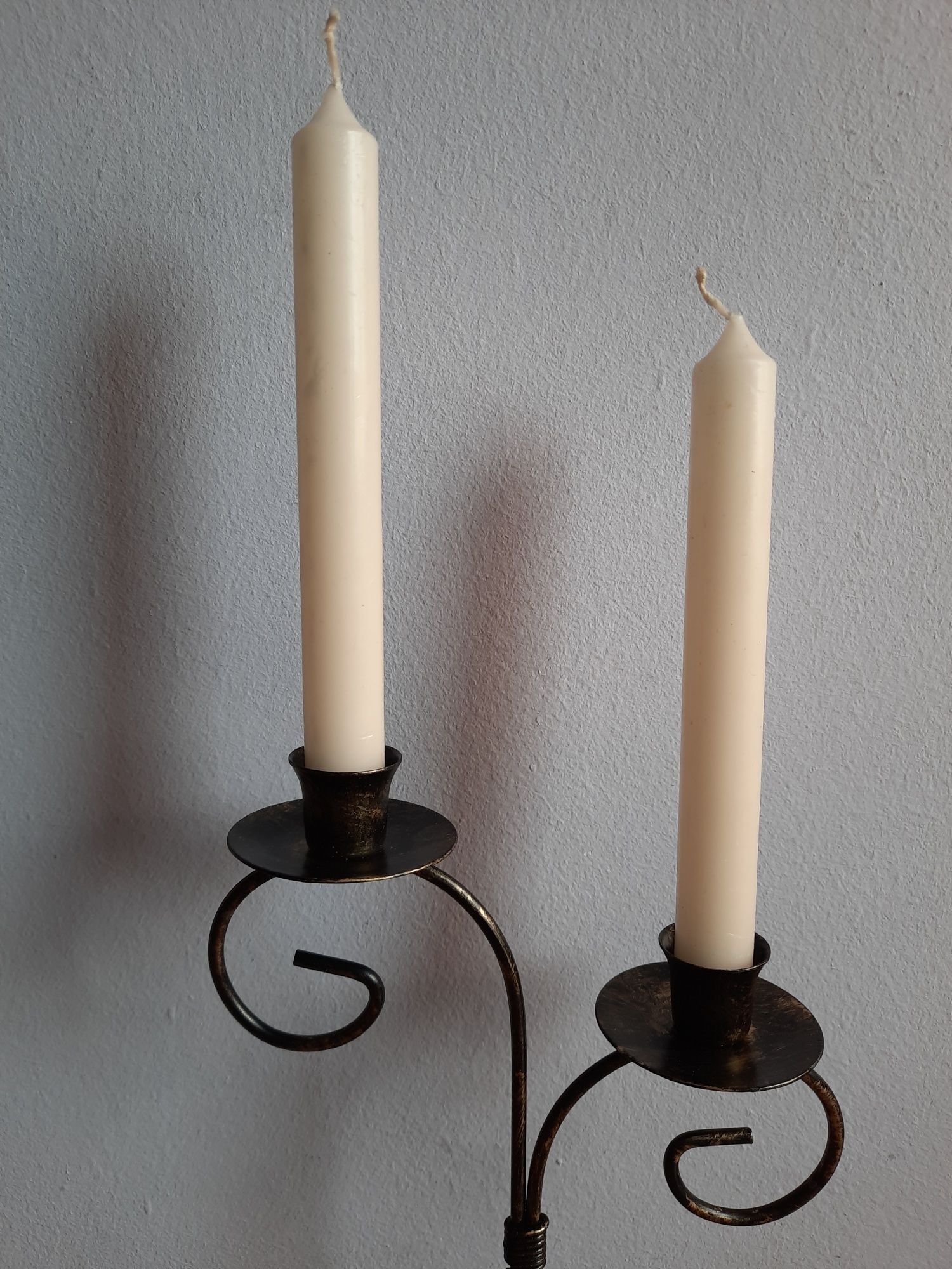 Świecznik dwuramienny, metalowy + 2 świeczki