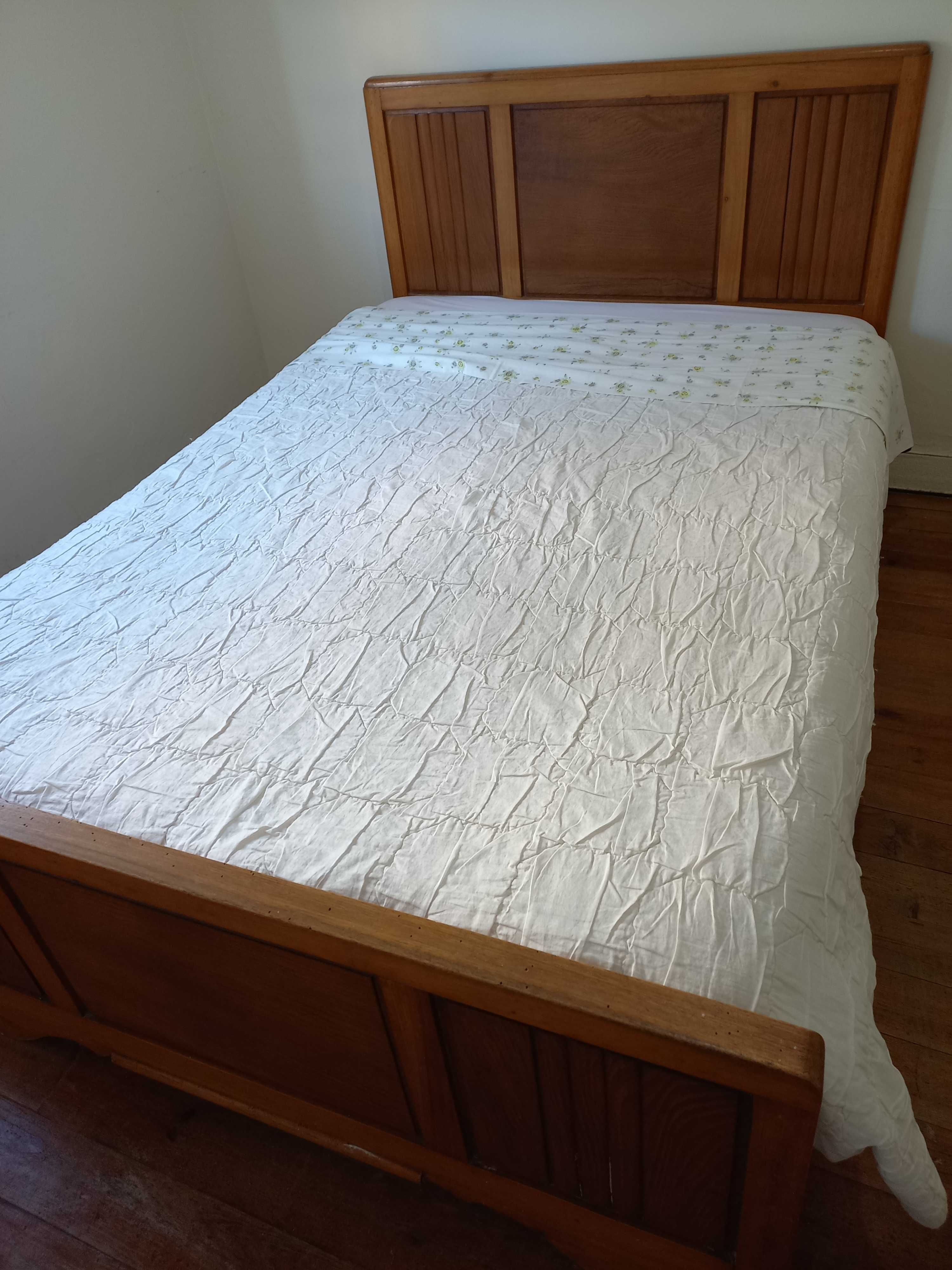 Cama de casal em madeira com colchão incluído
