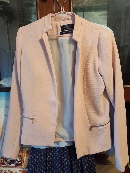 Продам красивий блакитний жіночий піджак, ніжна дуже приємна тканина!