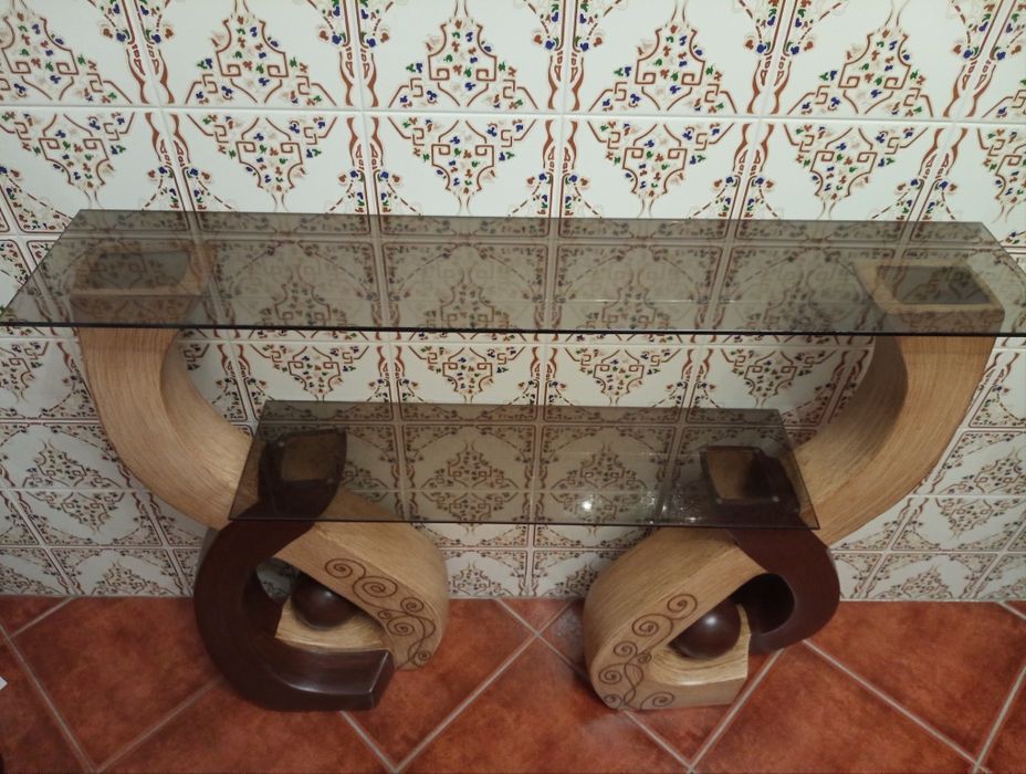 Mesa de entrada com prateleiras em vidro