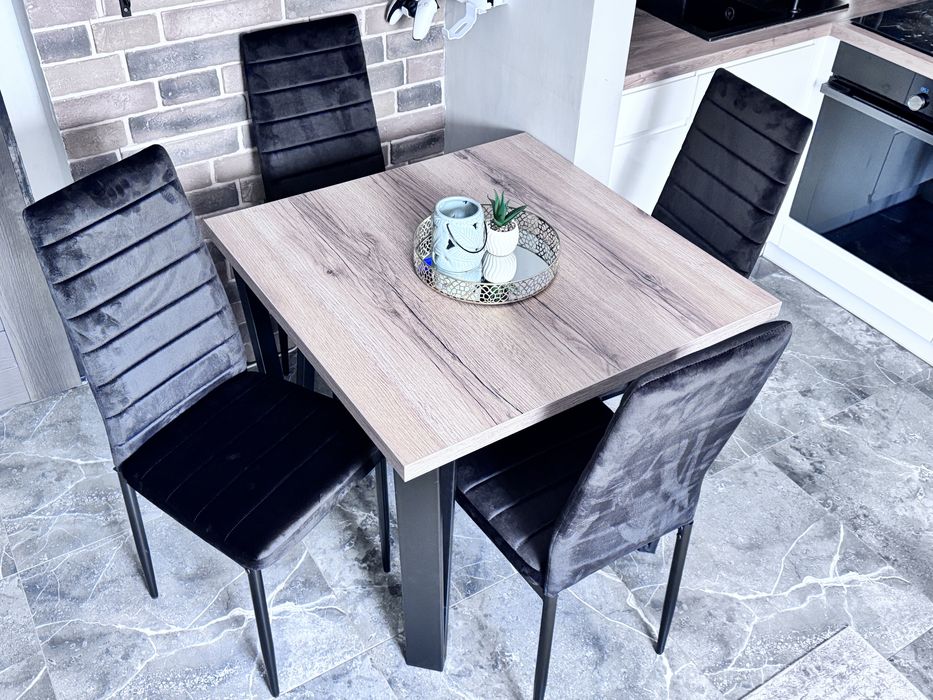 Stol wraz z krzeslami