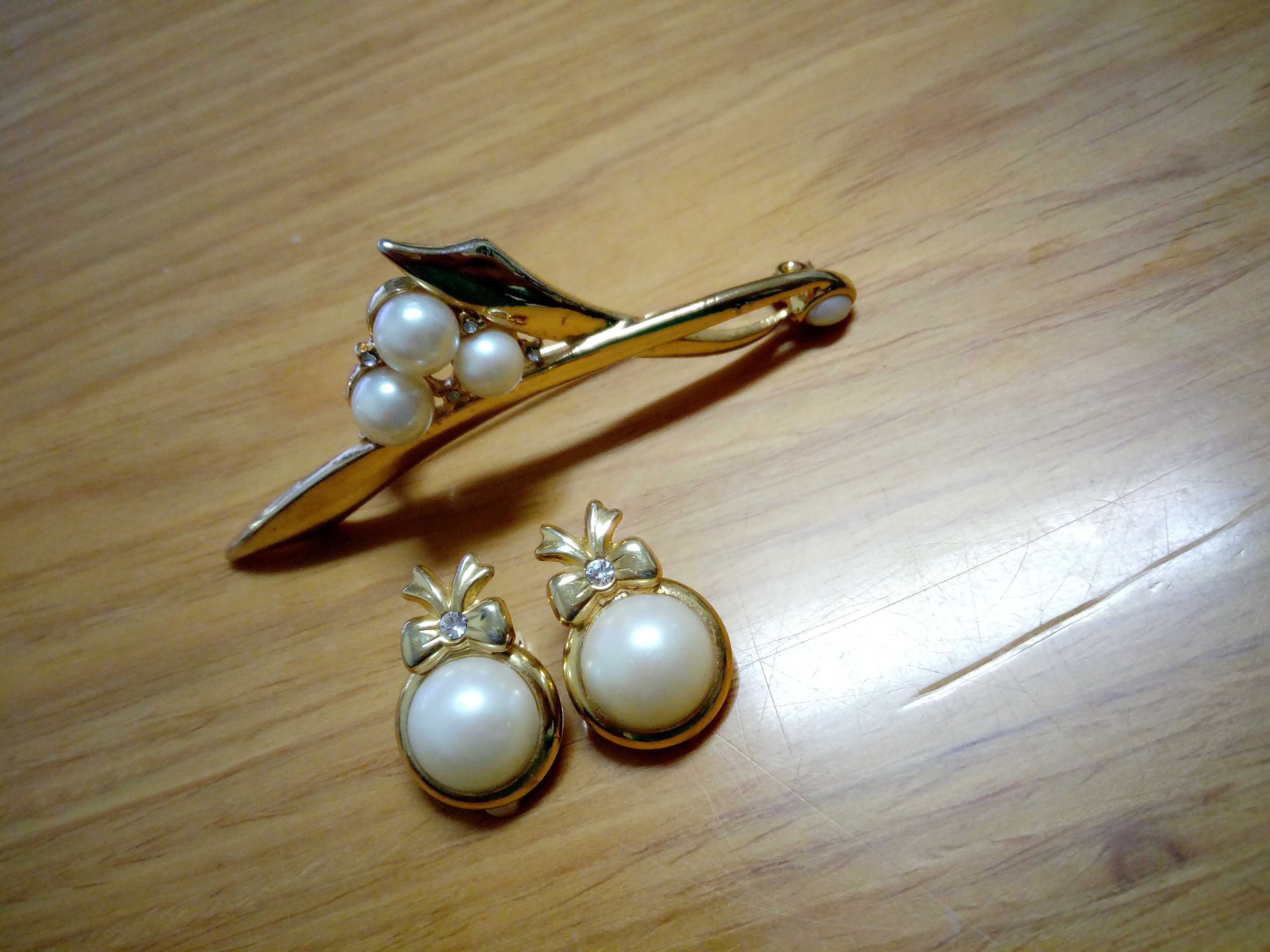 Conjunto Novo: Brincos e Alfinete de adorno banhados a ouro e pérolas