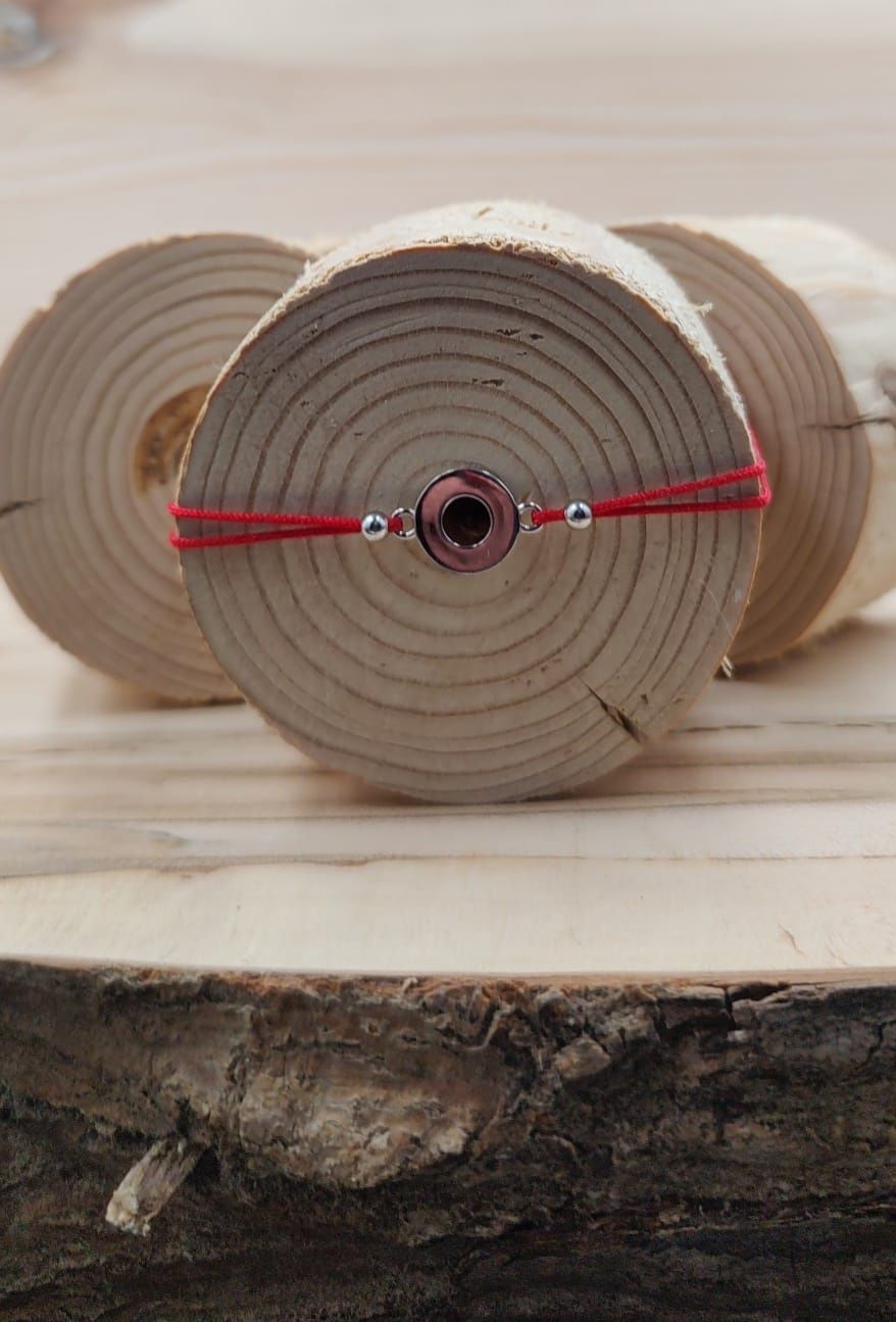 Srebrna bransoletka kułeczko na czerwonym sznurku
