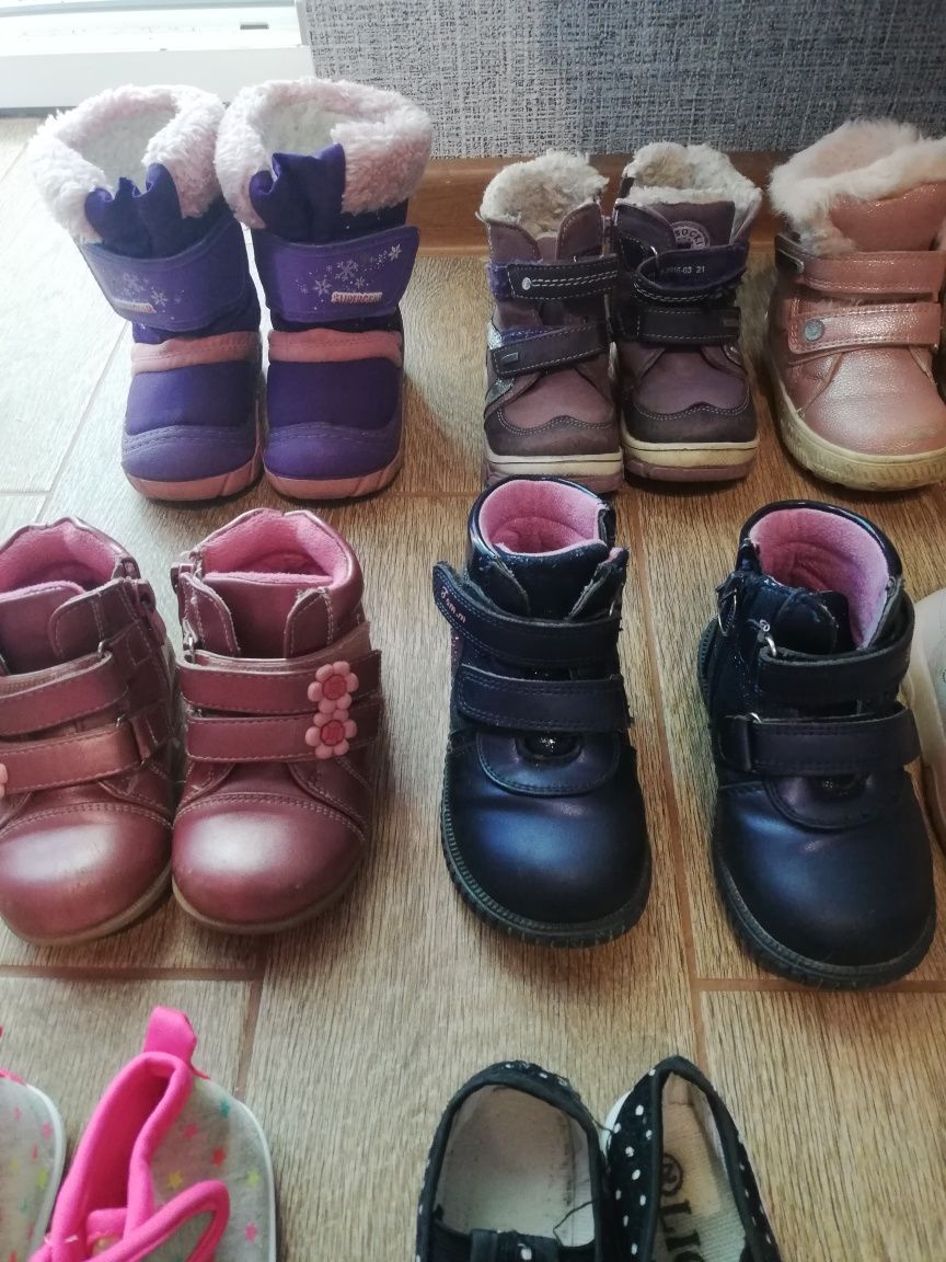 дитячі чобітки, сандалі, кросівки, зимове взуття на дівчинку, гумачки