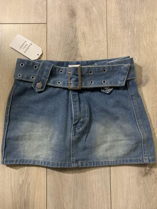 Джинсовая юбка на низкой талии