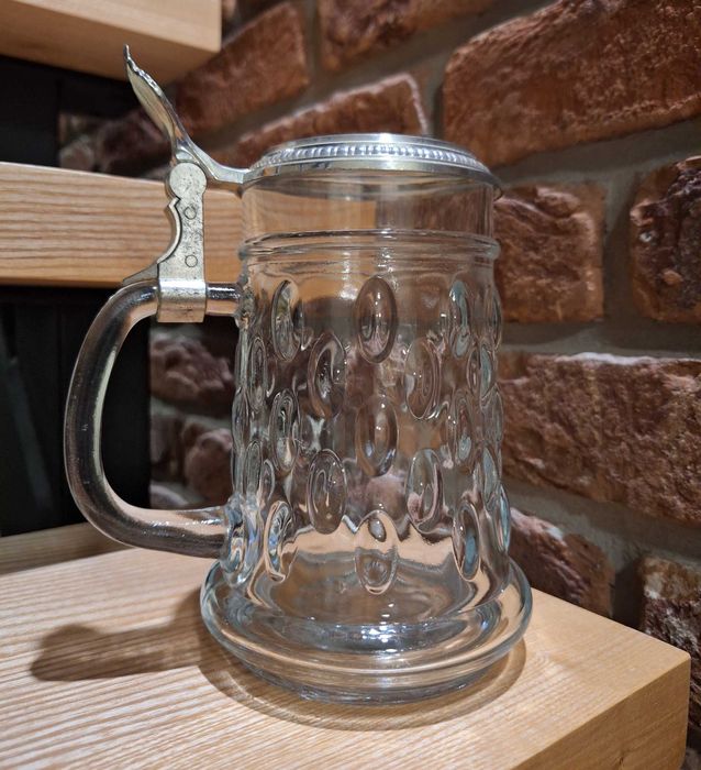 Szklany kufel do piwa z pokrywą