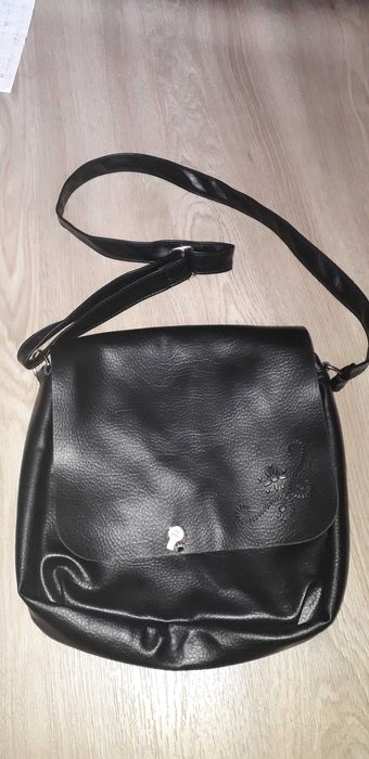 torebka z ekoskóry z kwiatowym motywem