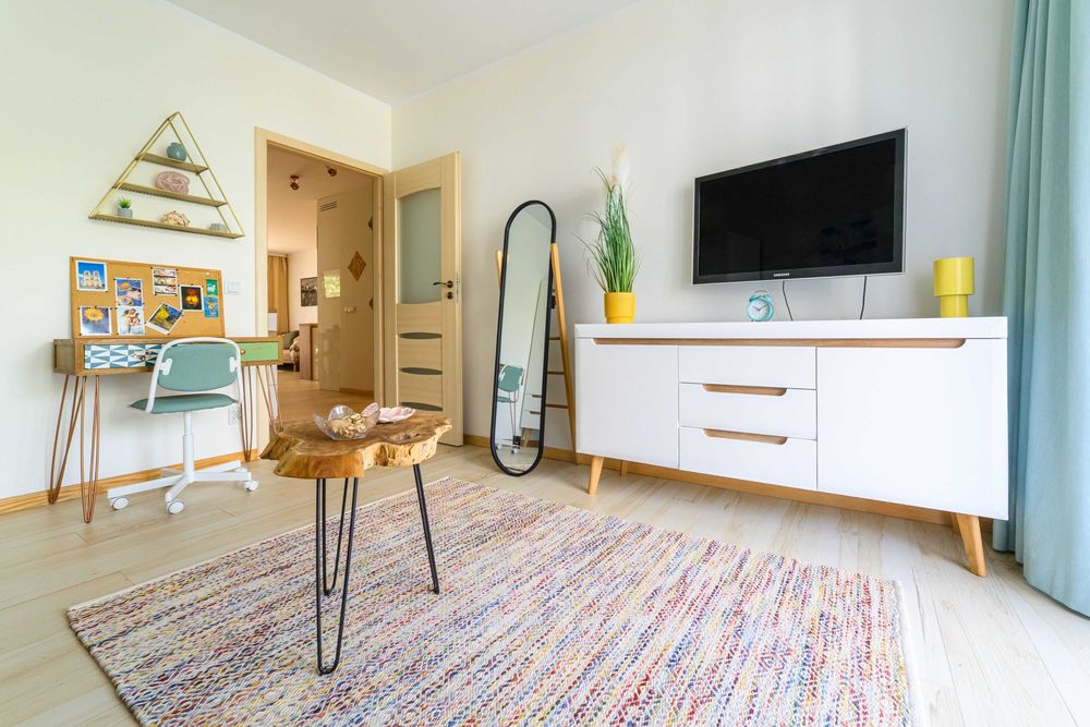 Piękny zestaw nowych, białych mebli na nóżkach - szafa i dwie komody