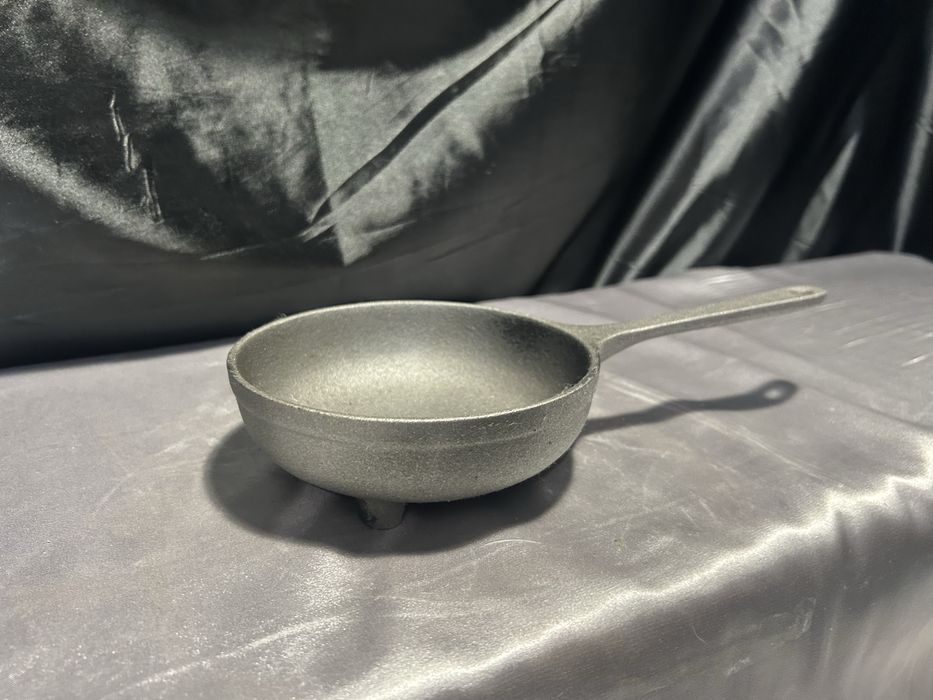 Żeliwna patelnia na trzech nogach – niski rondel – 13,5 cm