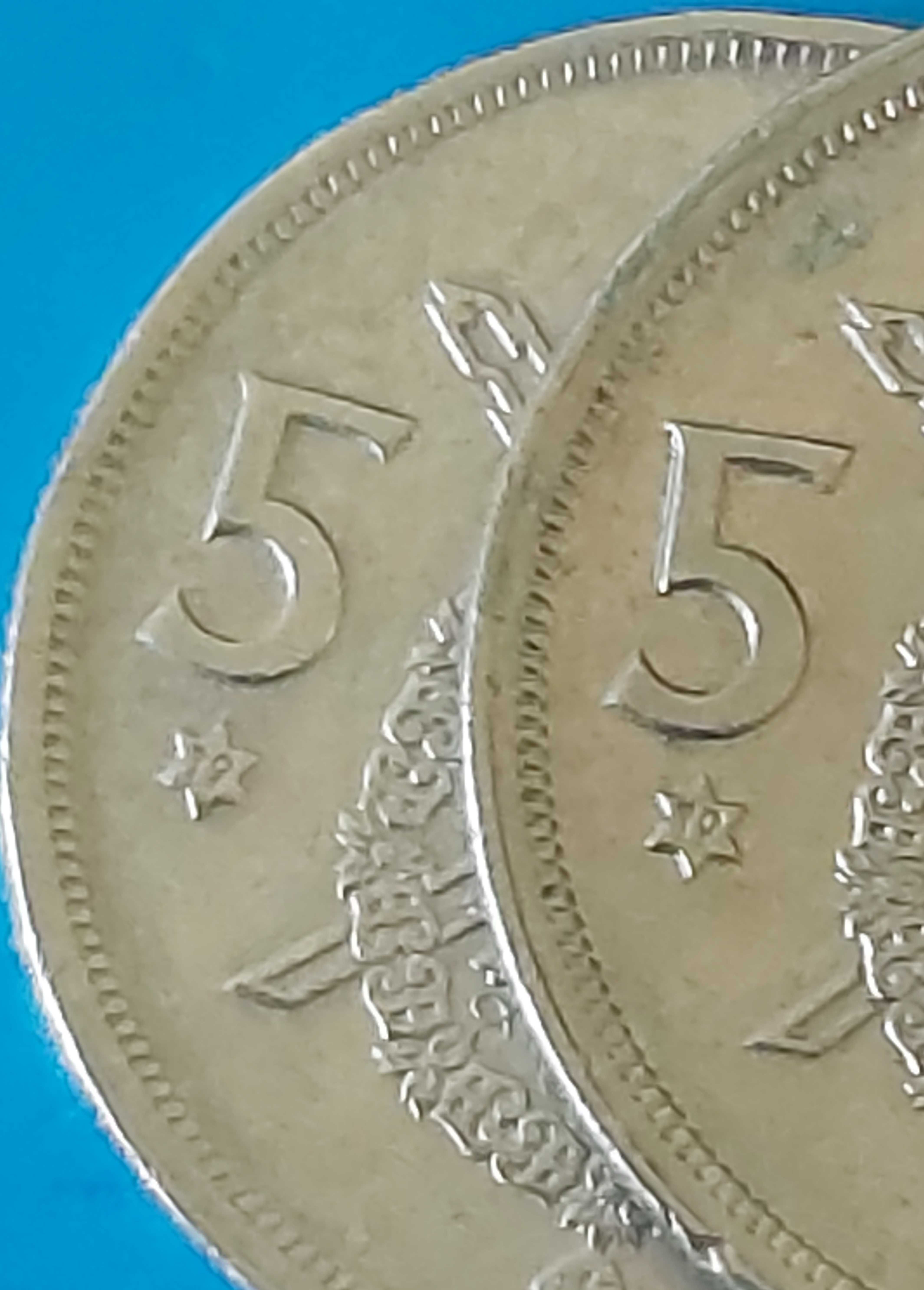 Lote 2 moedas de 5 Pesetas de 1975 com *79* na estrela