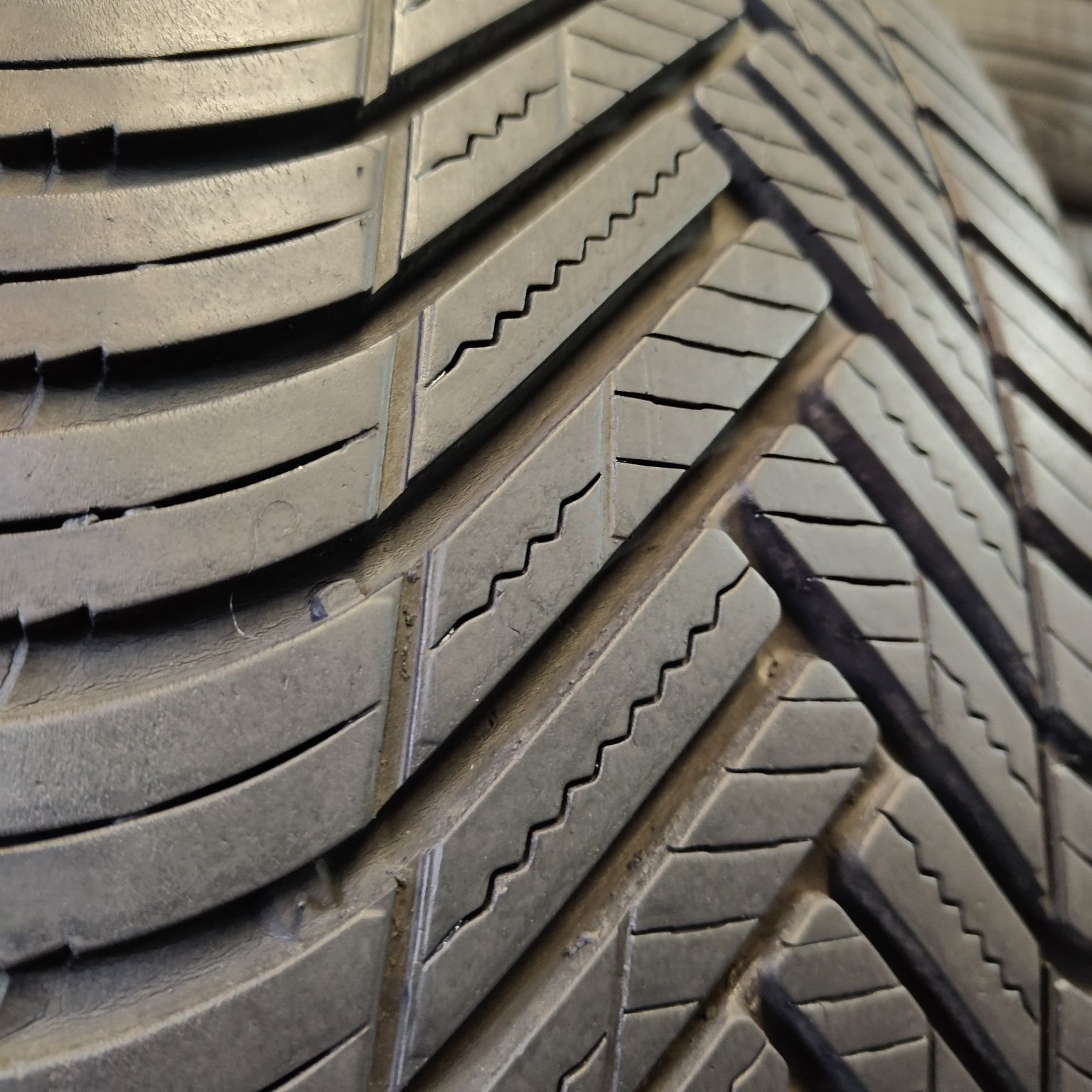 235/55/17 XL Sprzedam parę opon całorocznych Hankook