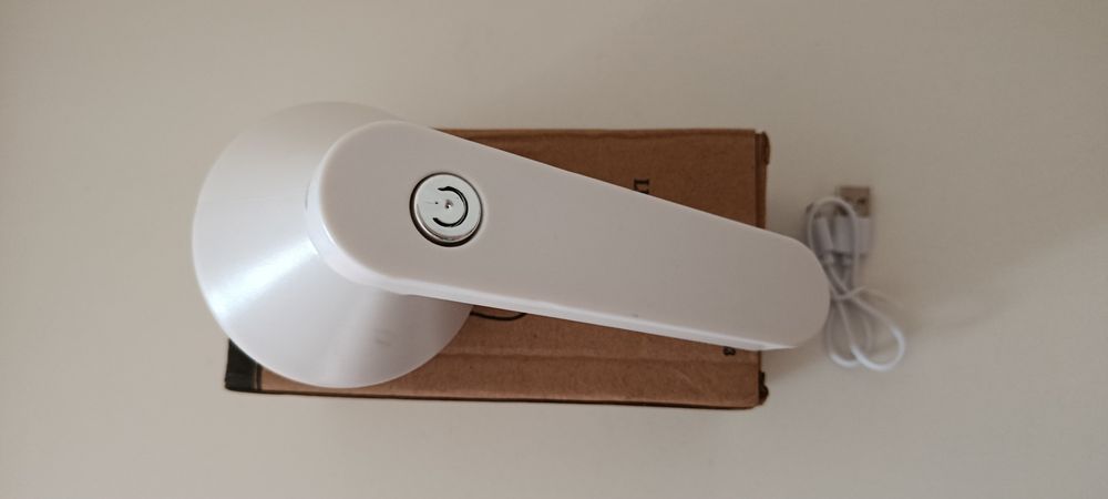 Aparelho para remover borbotos, muito pouco usado, carregado por usb