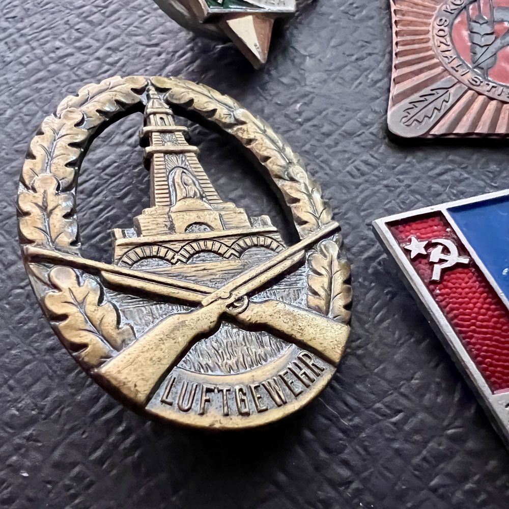 Oryginalne odznaki NRD – 11 szt. DDR / FDJ / DLRG / Luftgewehr