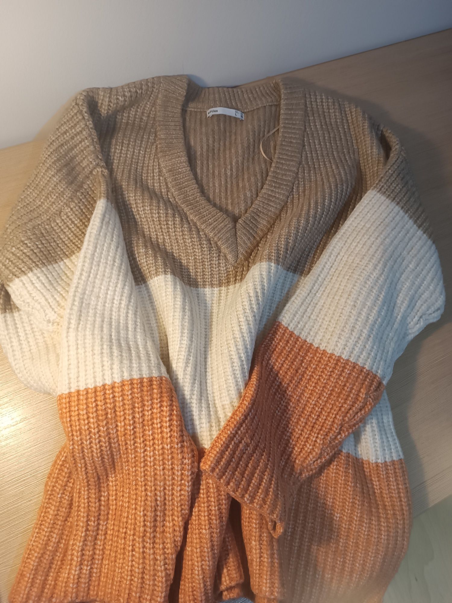 Sweter w serek firmy Lefties używany rozmiar 42/44