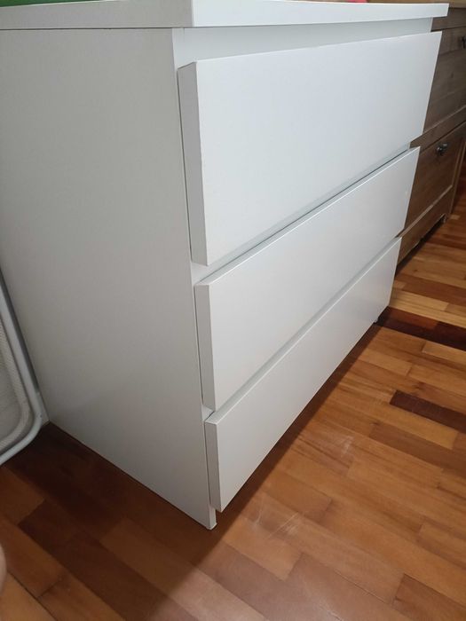 Cómoda Malm IKEA de três gavetas