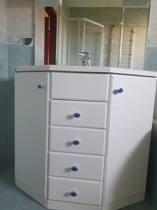 Szafka z umywalką i lustrem wiszącym