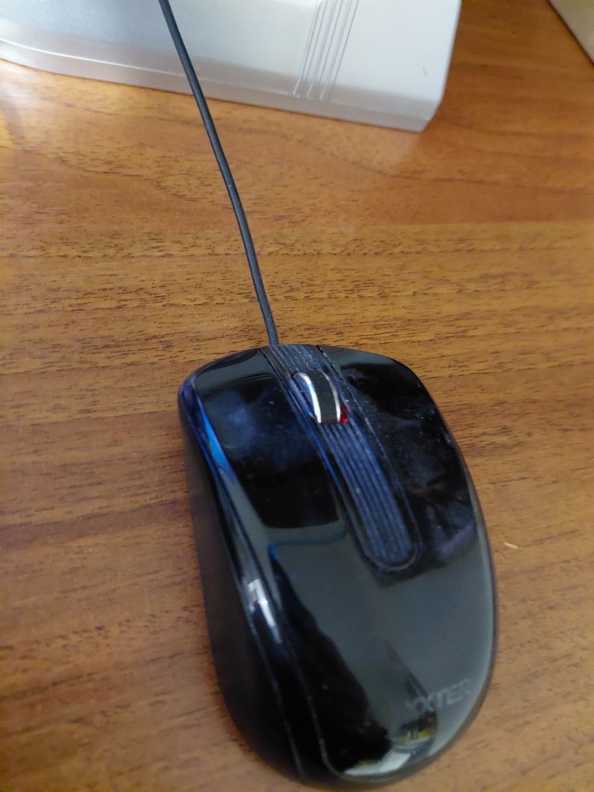 монітор комп'ютер  клавіатура камера і мишка