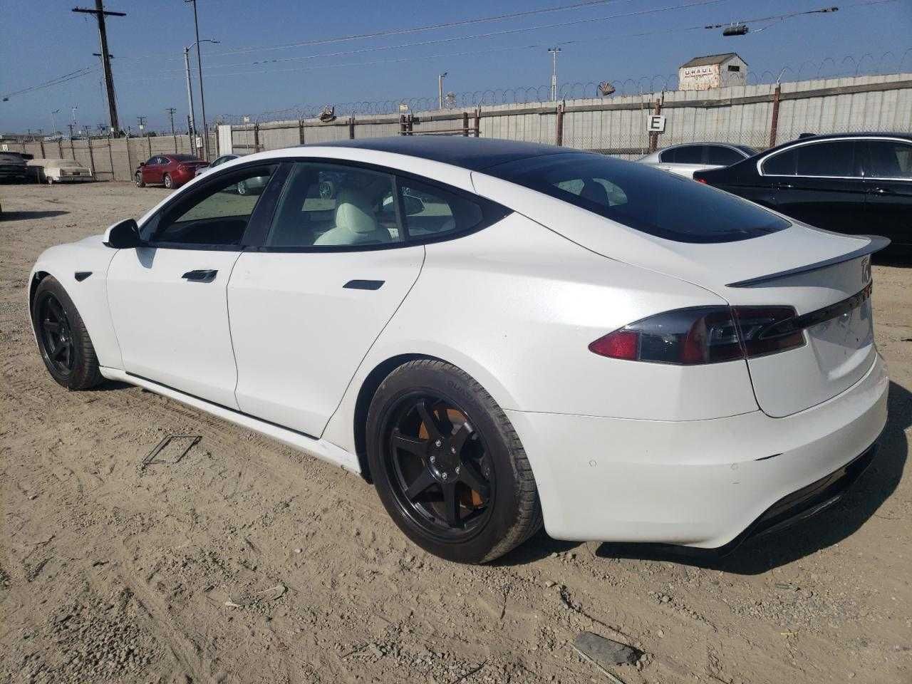 Електричний седан Tesla Model S 2021 з США