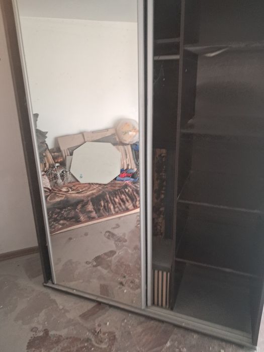 Szafa przesuwna z lustrem
