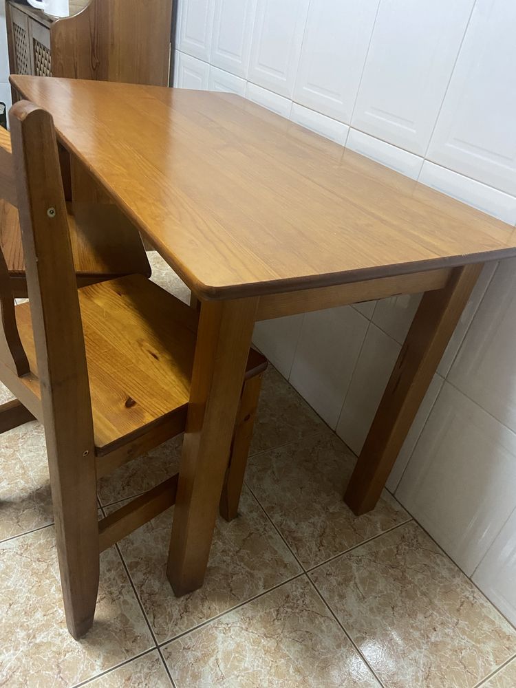 Mesa em madeira com 2 cadeiras