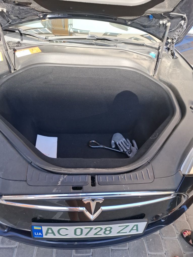 Продам Tesla model S 85D