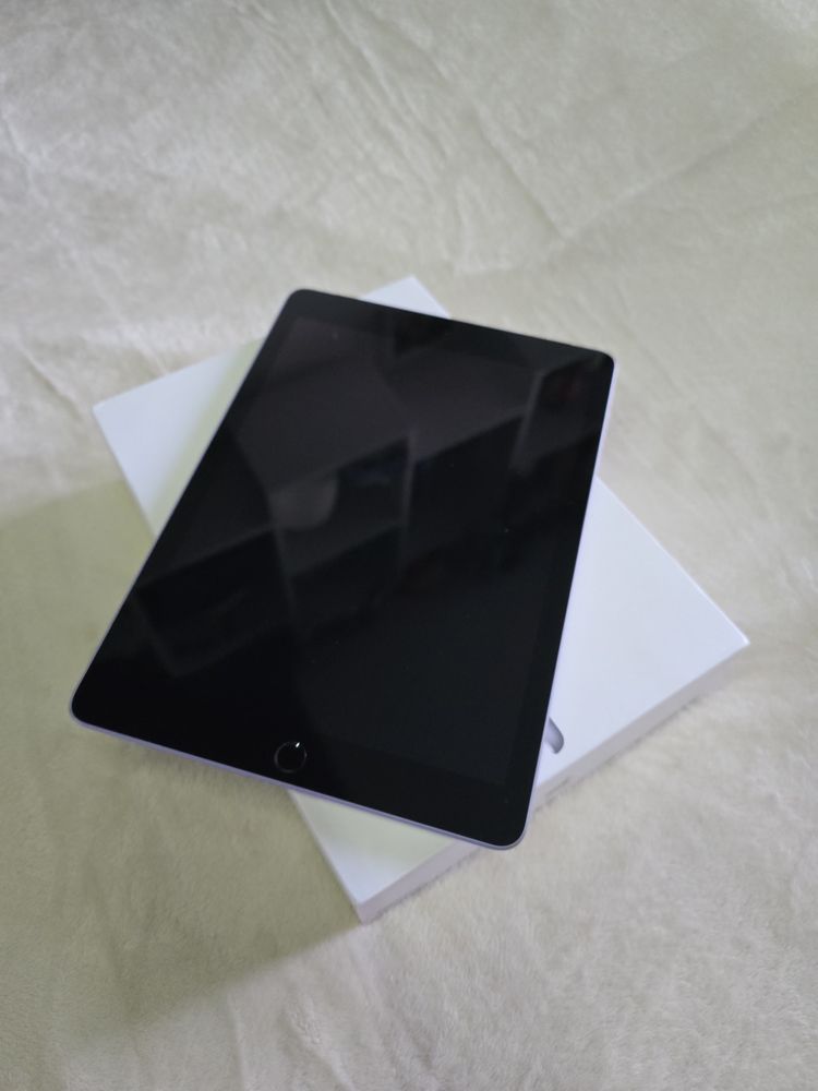 Tablet Apple iPad (6th Gen) 9,7" 1 GB / 32 GB Wi-Fi+LTE Szary