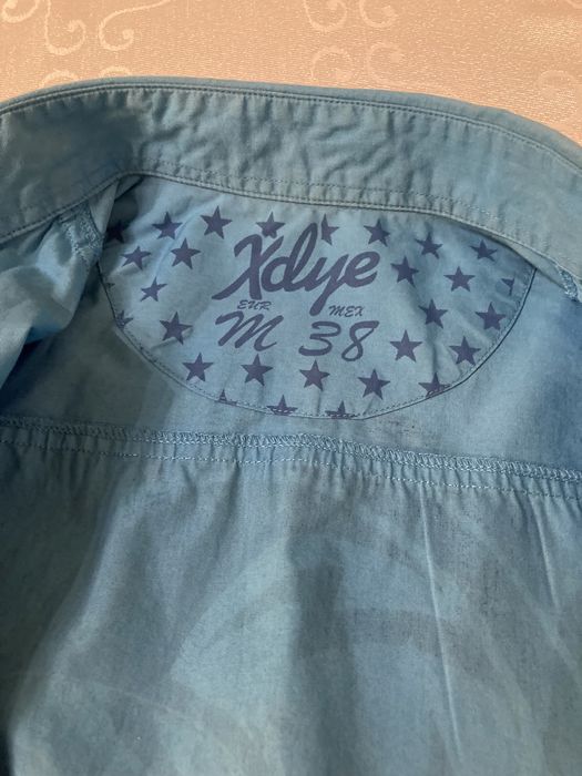 Koszula z krótkimi rękawami wygodna z napisami.