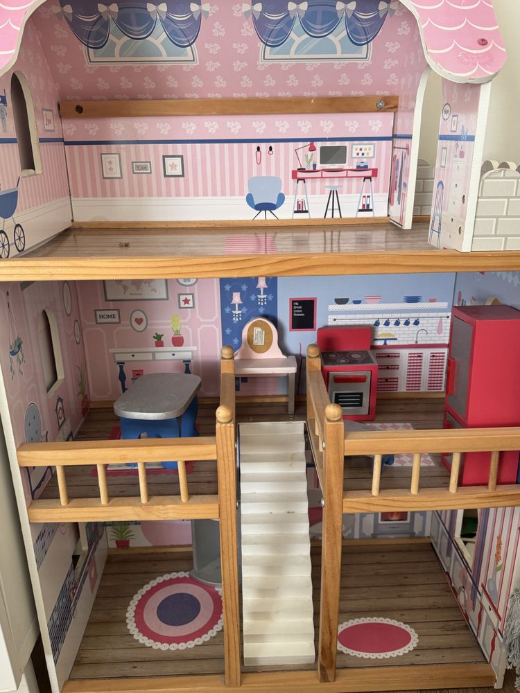 Casa de bonecas em madeira com mobiliário incluído