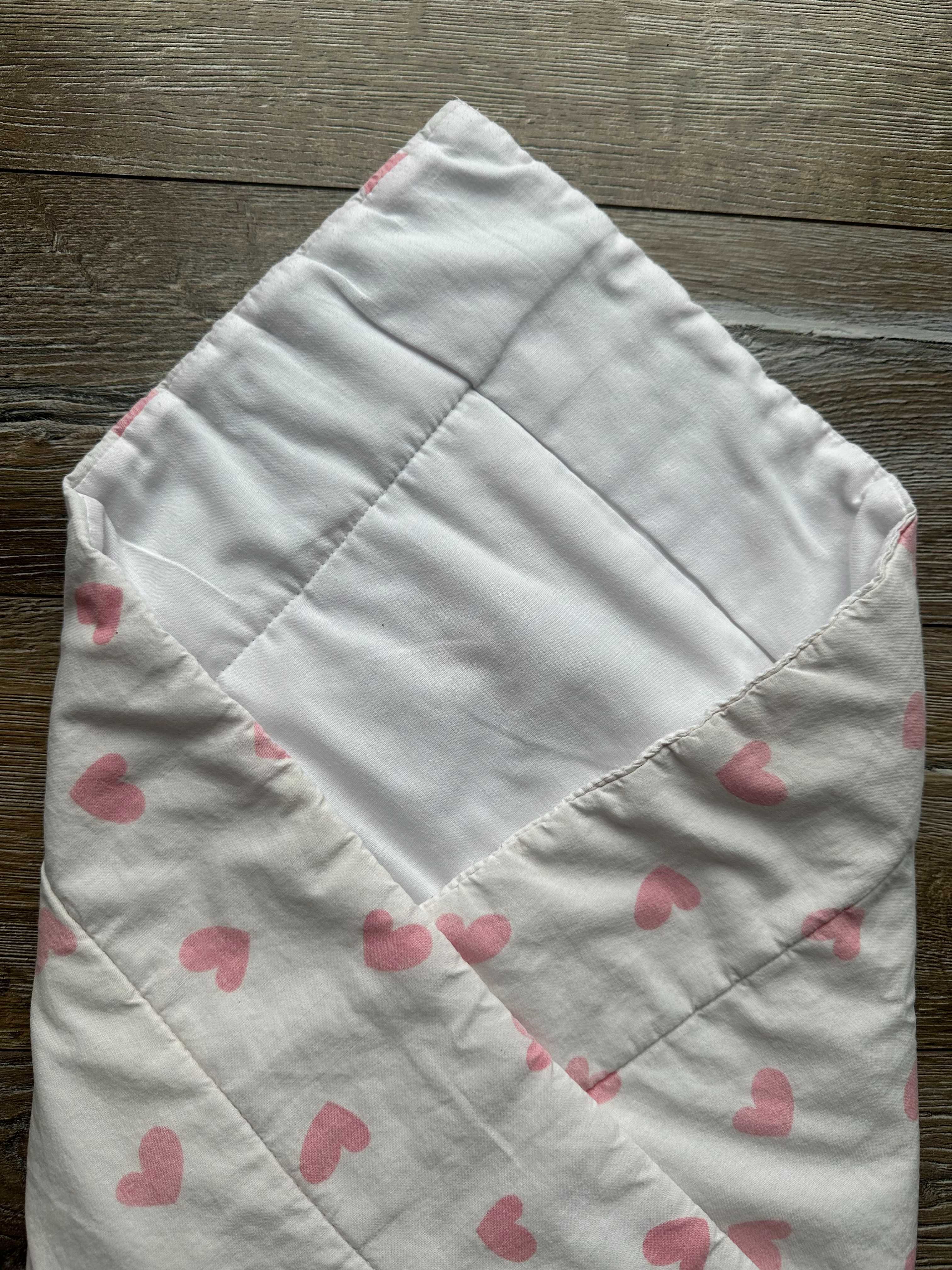 Rożek Becik niemowlęcy na rzep bawełniany biały w różowe serduszka