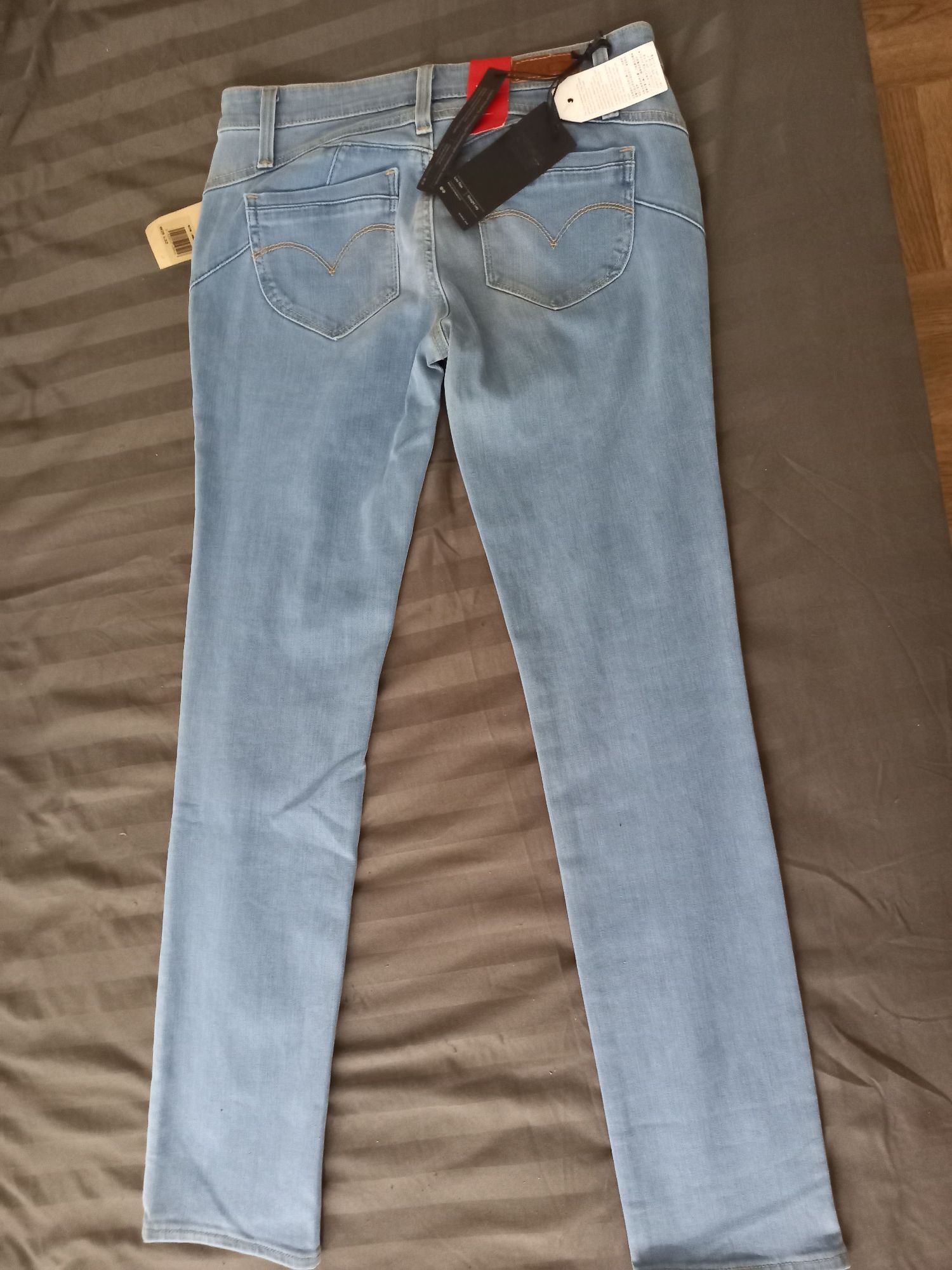 Продам оригинальные джинсы Levis